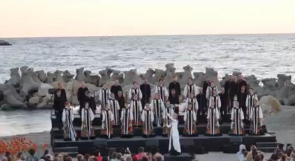 "Spectaculos, divin". Concertul Madrigal de la răsărit a adunat zeci de oameni pe plajă, de Ziua Marinei