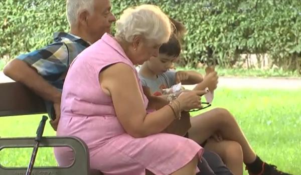 "Nu e cazul la noi să stea cu bunicii". Cum văd părinții de azi ajutorul bunicilor în creșterea copiilor