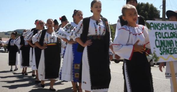 Tinerii redescoperă costumul popular românesc. Unele piese ajung să coste sute de euro