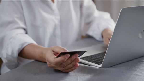 Taxe mai scumpe decât produsele. Ce sume ajung sa platească românii care dau comenzi pe site-uri chinezești