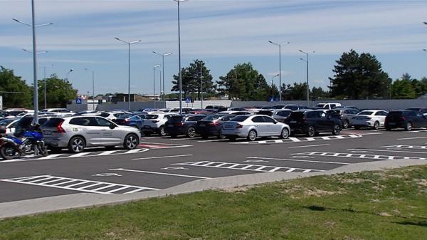 Schimbări pentru cei care merg cu mașina la Aeroportul Otopeni. Parcarea de la Sosiri se închide temporar