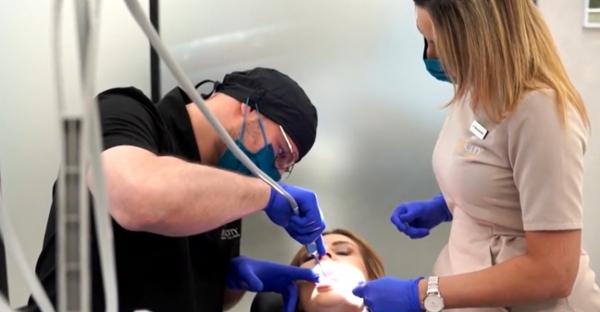 Paradoxul din stomatologie: tot mai mulți dentiști, tot mai puțini pacienți. România exportă specialişti