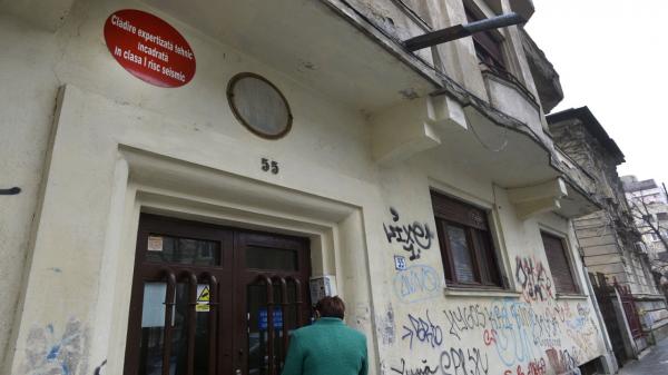 Sute de apartamente cu bulină roșie sunt închiriate turiştilor, deşi legea interzice. Proprietarii, somaţi