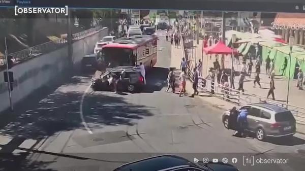 Accident grav în Mediaş: un autobuz împinge 12 maşini ca pe popice. Şoferul era beat