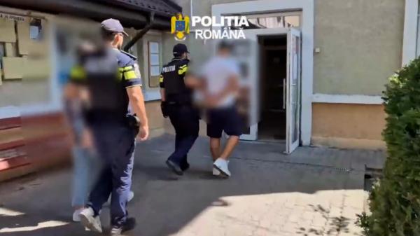 Doi bărbaţi şi o femeie din Bacău, reţinuţi de poliţişti după ce au sechestrat şi agresat un tânăr