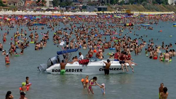 Reguli mai dure pe litoral. Ce amenzi riscă turiştii care intră în apă când este arborat steagul roșu