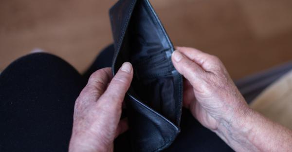 Momentul în care un bărbat din Caraş-Severin rămâne fără 5.000 de lei după o banală îmbrăţişare