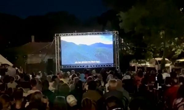 Cinematograf în aer liber în Sulina. Ce filme sunt proiectate şi cât costă experienţa