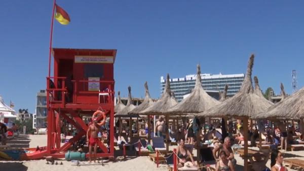 Steag roșu pe litoral. Un bărbat a murit la Neptun, iar salvamarii cer turiștilor să nu intre în apă