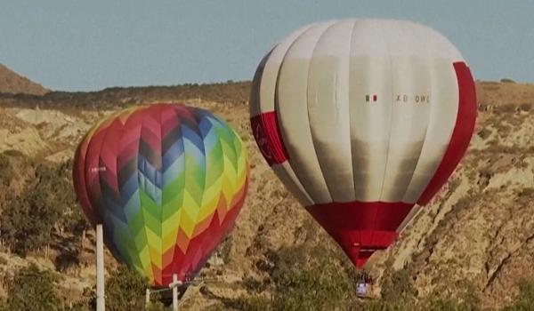 Mii de vizitatori la festivalul baloanelor cu aer cald din Ecuador: "Să zbor la mijlocul lumii este special"