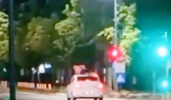 Momentul în care un bărbat este surprins pe plafonul unui taxi aflat în mers, în Focşani