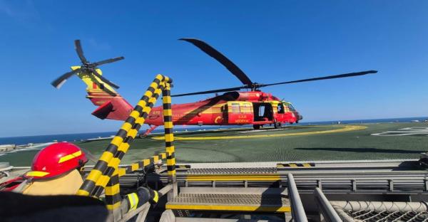 Momentul în care elicopterul Black Hawk de la Constanţa salvează un bărbat din largul Mării Negre