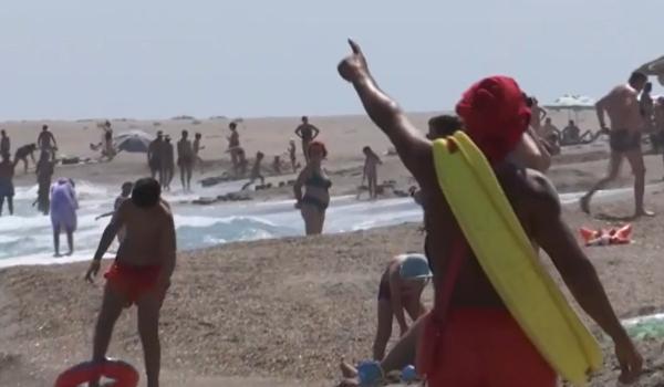 Obiectul pe care mulți turiști îl au la plajă şi poate deveni un pericol în mare. Avertismentul salvamarilor