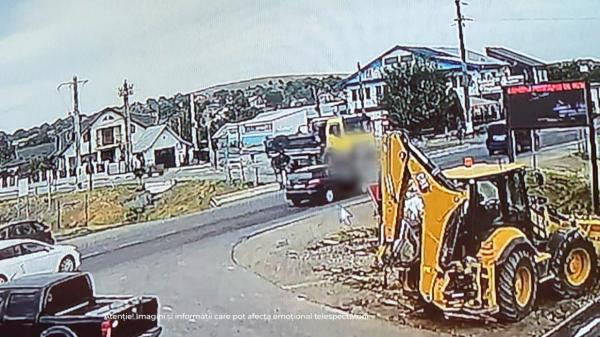Momentul în care o femeie care traversa ilegal este lovită de camion, pe DN24. A murit pe loc