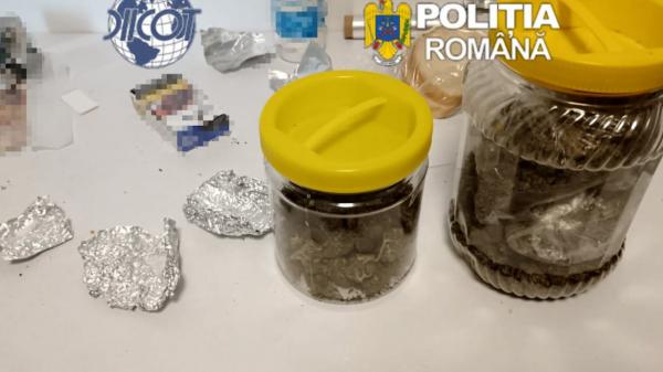 Poliţist de penitenciar, prins în flagrant cu 200 grame de cannabis. De 3 ani ar fi fost traficant de droguri