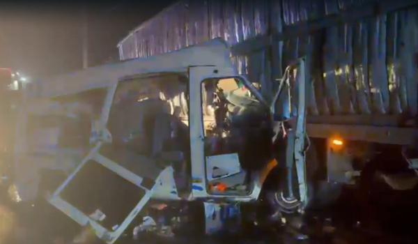 Accident cumplit pe Valea Oltului. Un șofer bulgar a murit după ce microbuzul său a lovit un TIR