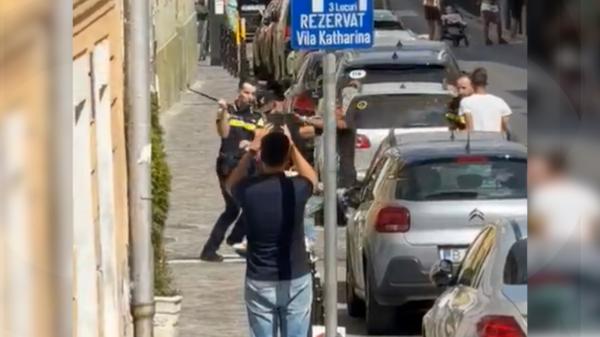 Polițiștii bătuți în centrul Brașovului de 5 scandalagii au nasul spart și răni la cap