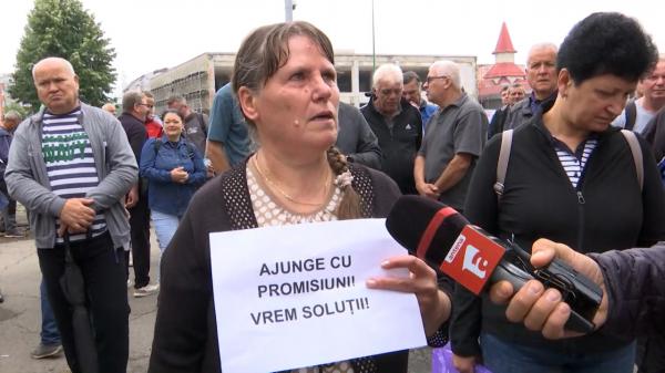 Grevă la fabrica de arme din Braşov. Angajaţii nu şi-au primit salariile, dar directorul nu vede o problemă