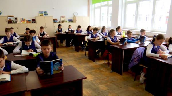 Cât costă o uniformă cu câteva săptămâni înainte de noul an şcolar. Unele şcoli nu impun purtarea ei