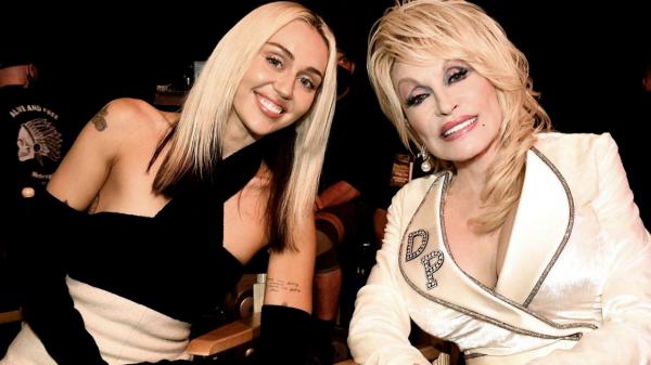 "Vreau să o fac mândră". Omagiu adus de Miley Cyrus lui Dolly Parton, naşa sa