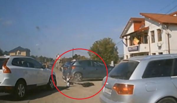 Momentul în care un băiat e aruncat de pe trotinetă, după ce este lovit de o maşină, în Văleni