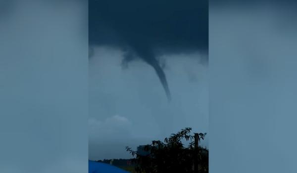 Imagini spectaculoase la Constanța. O trombă marină, asemănătoare unei tornade, a apărut în larg