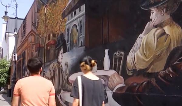 Orașul care și-a transformat zidurile în galerie. Doi artiști dau viață locurilor ignorate