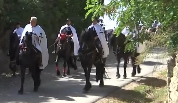 Locul din România în care străzile au fost luate cu asalt de "cavalerii teutoni" ca acum sute de ani 