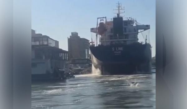 Incident naval în Tulcea. O navă de mari dimensiuni a lovit pontoane şi ambarcaţiuni. Momentul, filmat