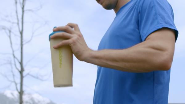 Înlocuitul meselor cu shake-uri proteice, un obicei periculos
