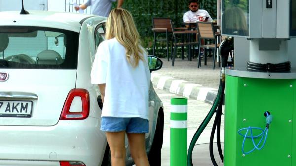 "Nu există prânz gratis". Avertismentul economiştilor după a doua ieftinire a motorinei