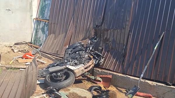 Motociclist bulgar, ucis într-un accident în Mehedinți. A fost aruncat peste gard, în curtea unei familii