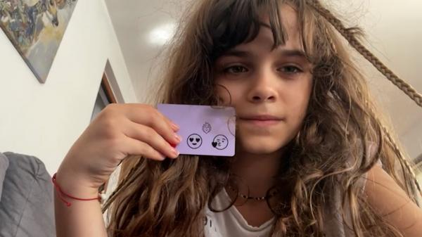 "Pac, magie, s-a plătit". Banii de buzunar ai copiilor se mută pe card. Ce trebuie să știe părinții