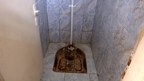 Toaletă în fundul curţii şi spălat la furtun. Zeci de şcoli încă au rămas încremenite în timp