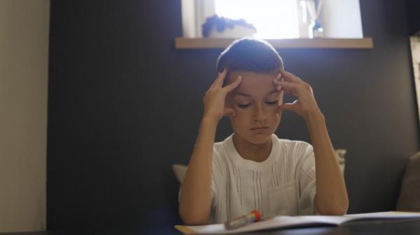 "Sindromul copilului grăbit". Cum explică psihologii legătura dintre copilul mereu pe fugă și adultul epuizat