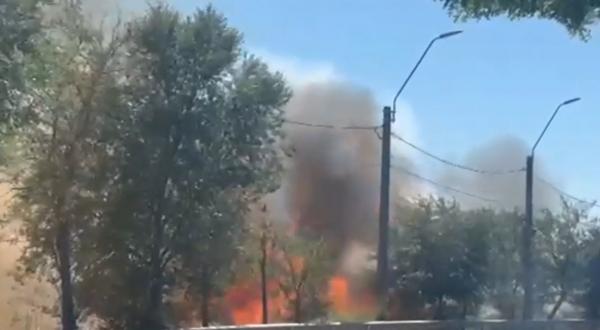 Flăcări de 2 metri lângă DN 22B, spre Brăila. Pompierii au luptat 3 ore cu incendiul de vegetaţie