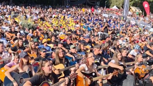 Copii de 4 ani și chitariști cu experiență, împreună pe aceeași scenă. Spectacol impresionant la Sibiu
