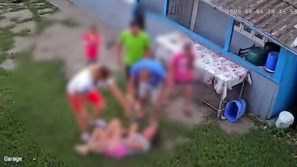 Adolescentă de 14 ani, bătută de o vecină chiar sub ochii tatălui în curtea casei din Iaşi