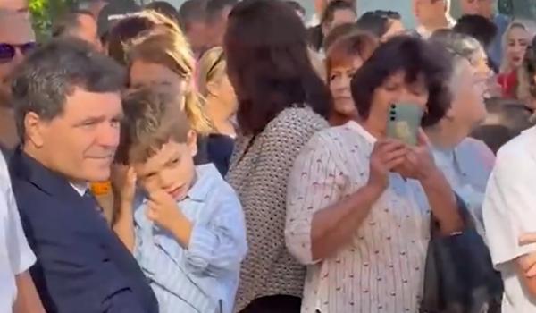 Nicușor Dan și Mirabela Grădinaru și-au condus fetița la școală. Alături de ei a fost şi băieţelul de 4 ani