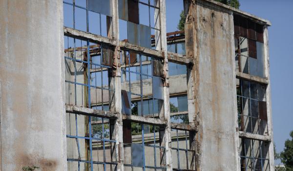 Trendul periculos care îi împinge pe tineri în clădiri abandonate pentru like-uri pe TikTok. Avertismentul MAI