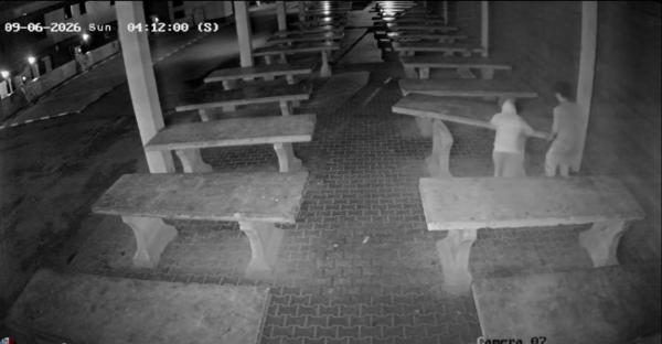Doi tineri au distrus o bancă de piatră într-o comună din Bistriţa-Năsăud. Momentul, surprins de camere