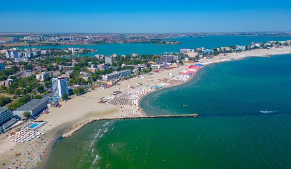 Stațiunea de pe litoral unde șezlongul este 25 de lei. Vacanța de vară s-a prelungit pentru unii turiști