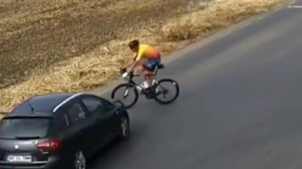 Supravieţuire miraculoasă în Arad. Un biciclist, proiectat în aer după impactul cu o maşină