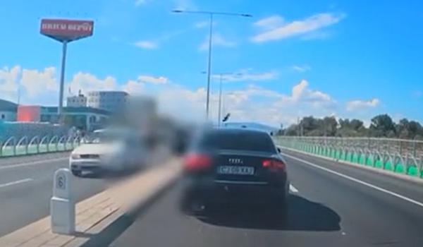 Momentul inexplicabil când un şofer coboară din maşină şi se aruncă în faţa altui vehicul pe o şosea din Cluj