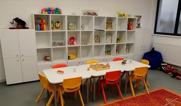 "Jaf" mascat la o grădiniţă din Neamţ. Un adolescent a forţat uşi şi ferestre ca să fure plastilină şi jucării