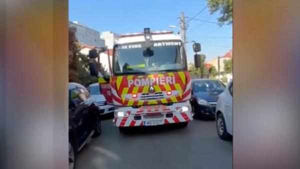Alertă la o școală din Iași. Un recipient inscripționat cu "dioxid de sulf", descoperit de paznic