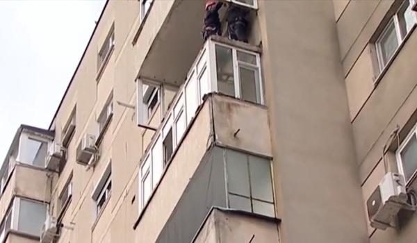 Balconul unui bloc din Sectorul 4, prăbuşit de la etajul 7 peste o maşină