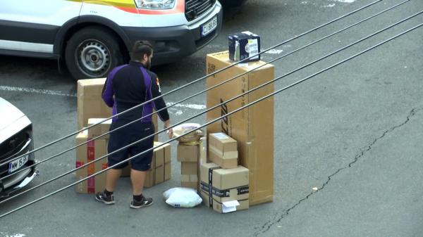 De ce coletele pe care le plătim ramburs costă cu 10 lei mai mult