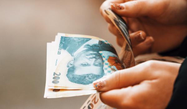 Top trei domenii din România cu cele mai mari salarii. Primul loc, medie de 11.750 lei