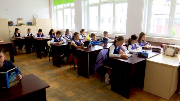Uniforma obligatorie, aproape să fie impusă în şcolile din România. Ce reguli ar urma să respecte elevii